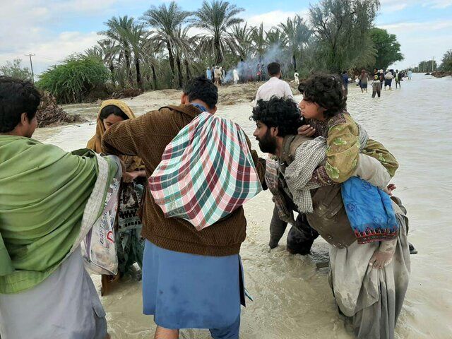 امدادرسانی حافظان امنیت در سیل سیستان و بلوچستان